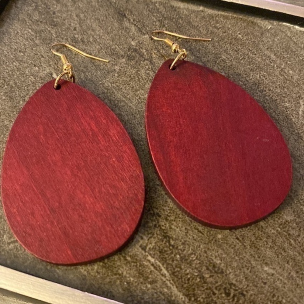 ♥️💛‼️NWOT Artisan Burgundy Wooden Drop Earrings with Gold Posts - Picture 2 of 4